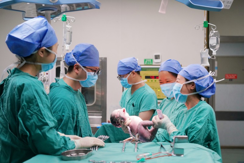 1735091317997061361.jpg 剖宫产手术.jpg