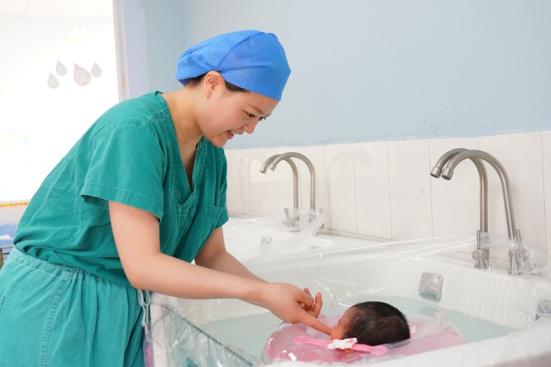 1735091353915056965.jpg 新生婴儿洗澡.jpg